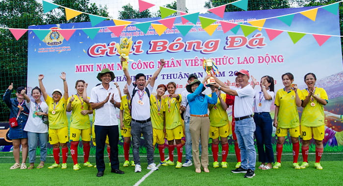 CLB BÓNG ĐÁ NỮ V.F.R VINH DỰ ĐẠI DIỆN LĐLĐ TP. THUẬN AN THAM GIA GIẢI BÓNG ĐÁ TOÀN TỈNH BÌNH DƯƠNG (7)
