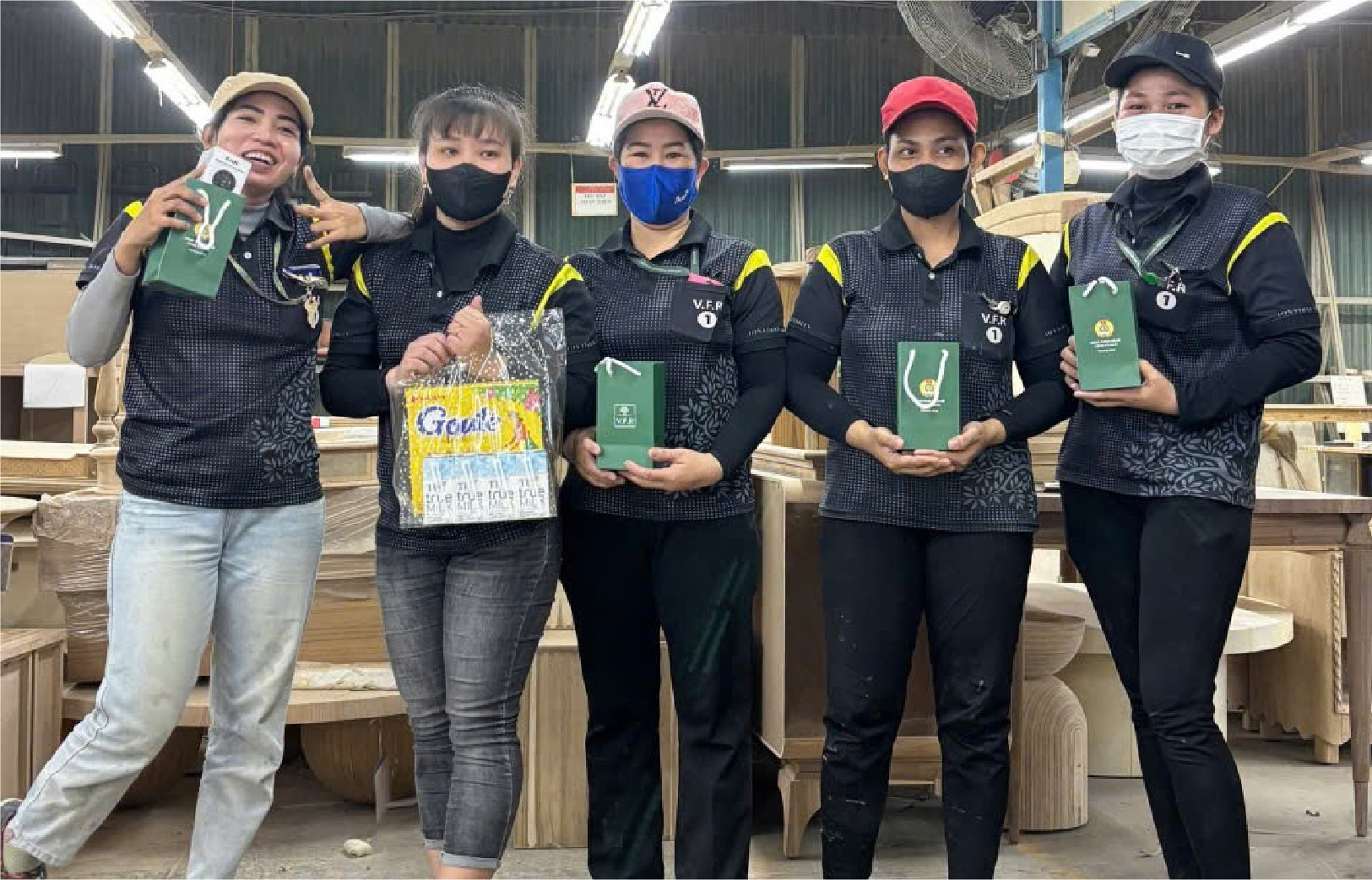 HƠN 1500 PHẦN QUÀ TRAO GỬI YÊU THƯƠNG ĐẾN CON EM CÔNG NHÂN V.F.R
