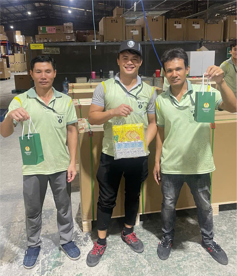 HƠN 1500 PHẦN QUÀ TRAO GỬI YÊU THƯƠNG ĐẾN CON EM CÔNG NHÂN V.F.R (3)