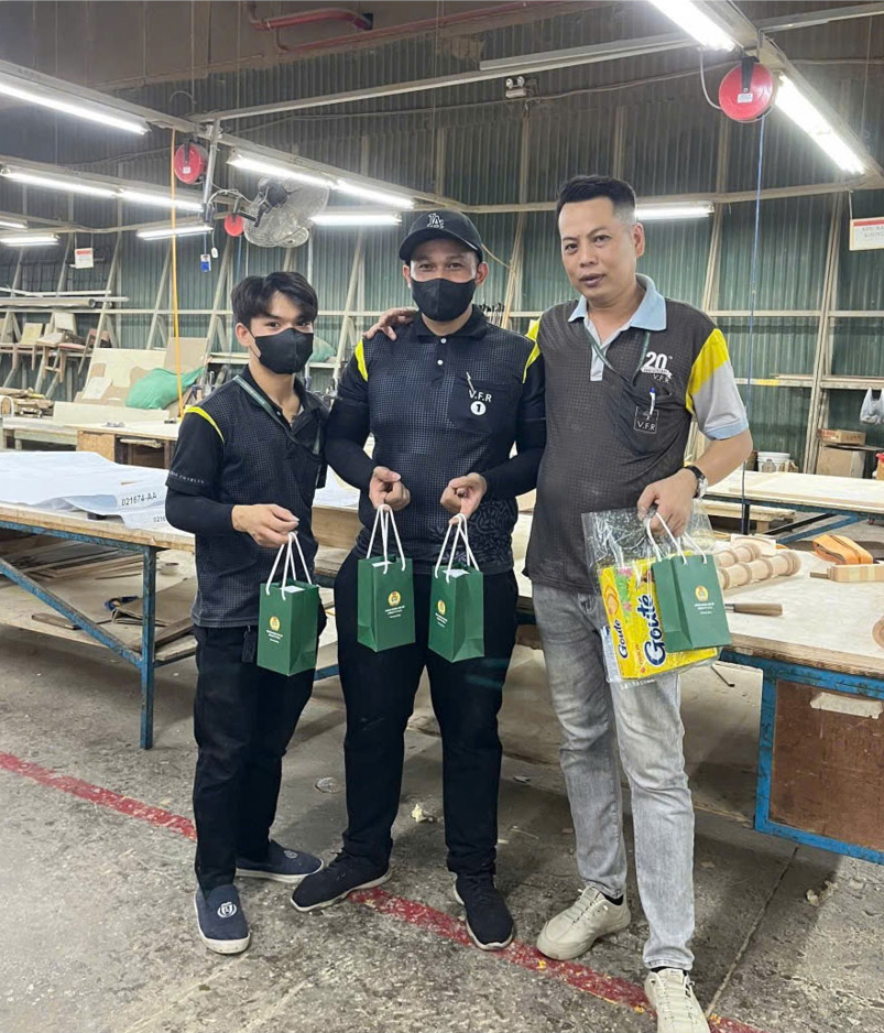 HƠN 1500 PHẦN QUÀ TRAO GỬI YÊU THƯƠNG ĐẾN CON EM CÔNG NHÂN V.F.R (5)