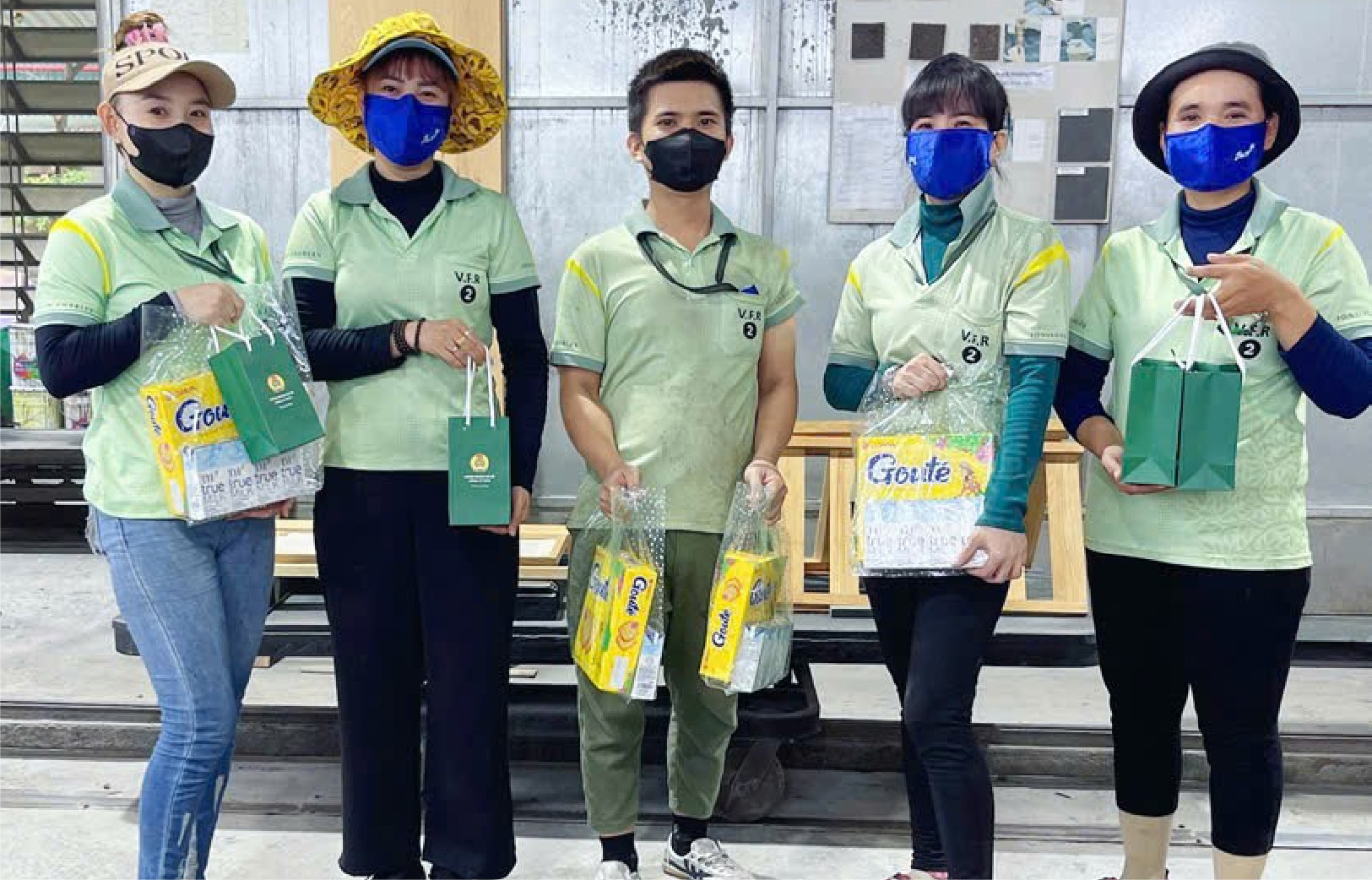 HƠN 1500 PHẦN QUÀ TRAO GỬI YÊU THƯƠNG ĐẾN CON EM CÔNG NHÂN V.F.R (7)