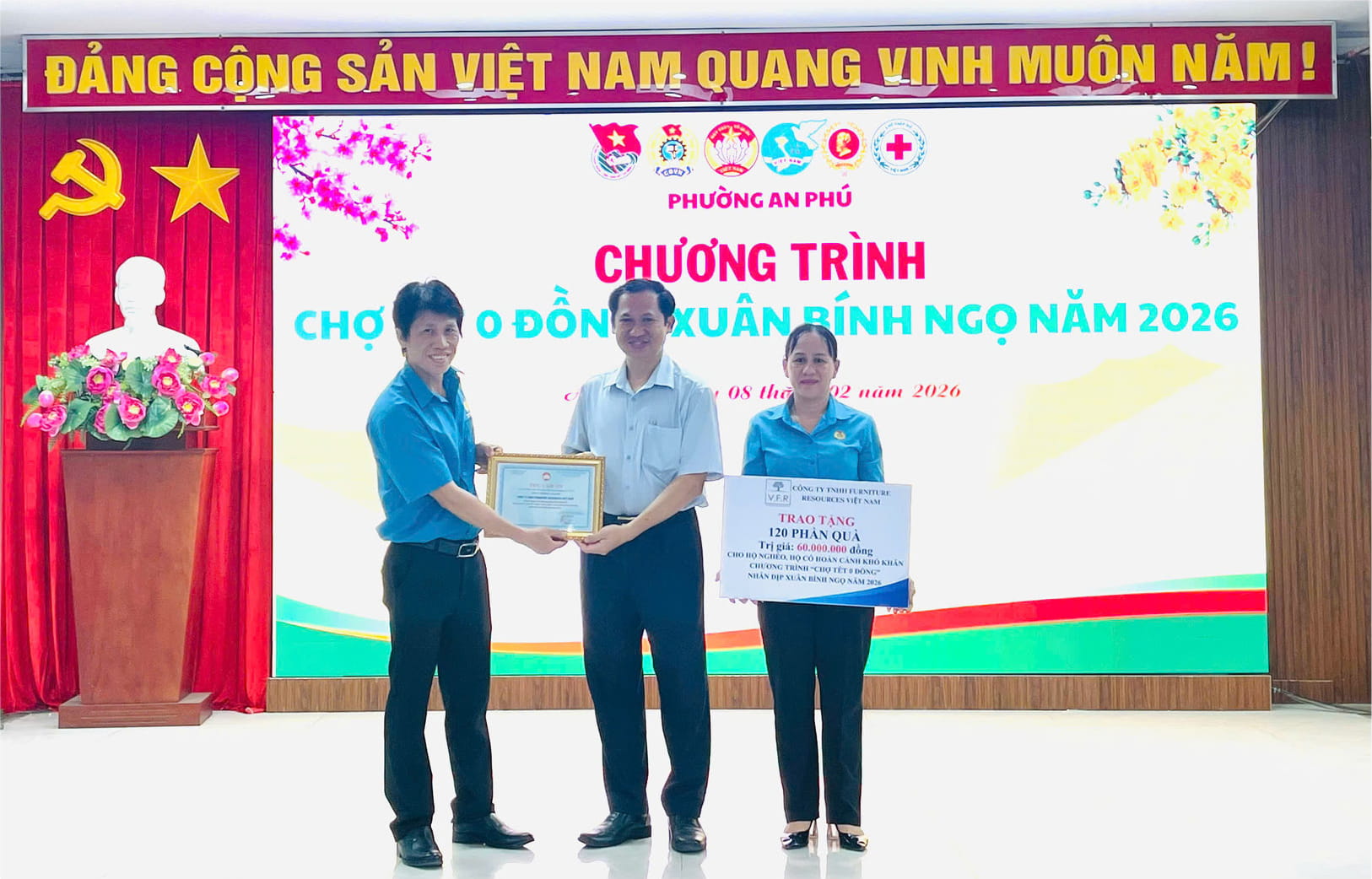 Công-đoàn-trao-120-phần-quà-tại-Chợ-Tết-0-đồng-2