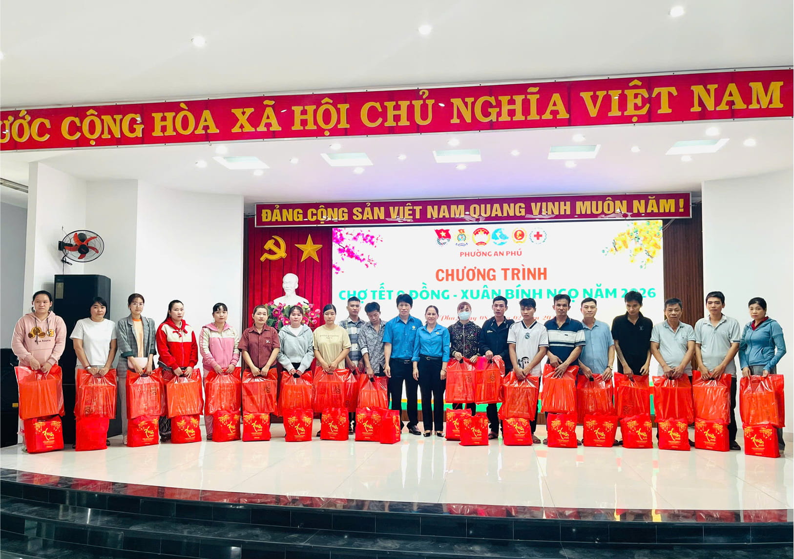 Công-đoàn-trao-120-phần-quà-tại-Chợ-Tết-0-đồng-4