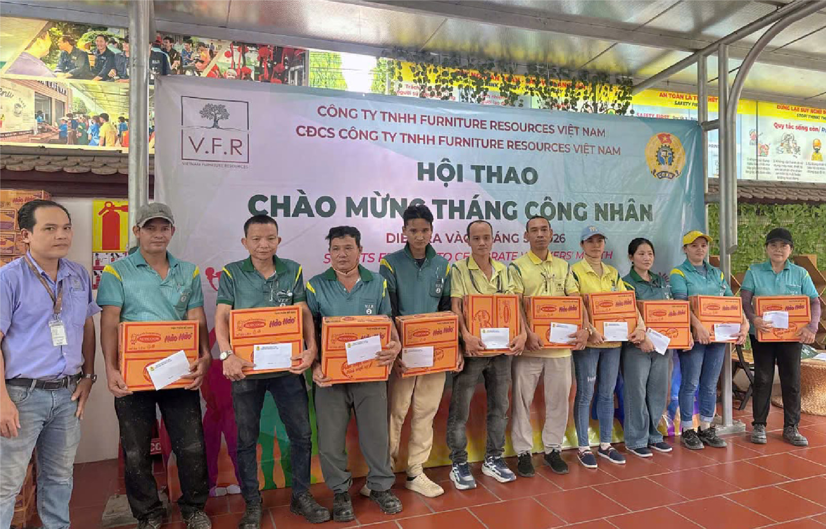 16. Tặng quà tháng Người lao động (1)